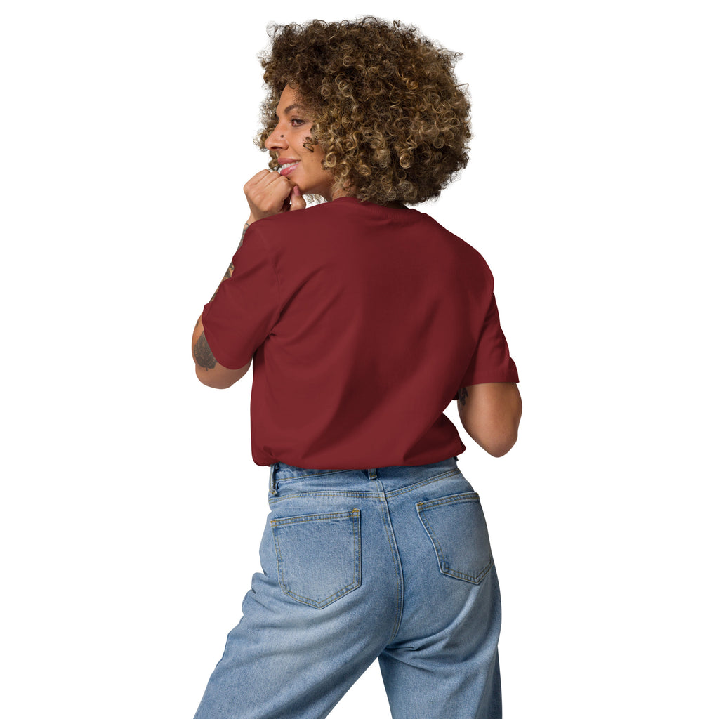 Lady wearing burgundy organic cotton t-shirt and blue jeans – back view | eKuumeArt.