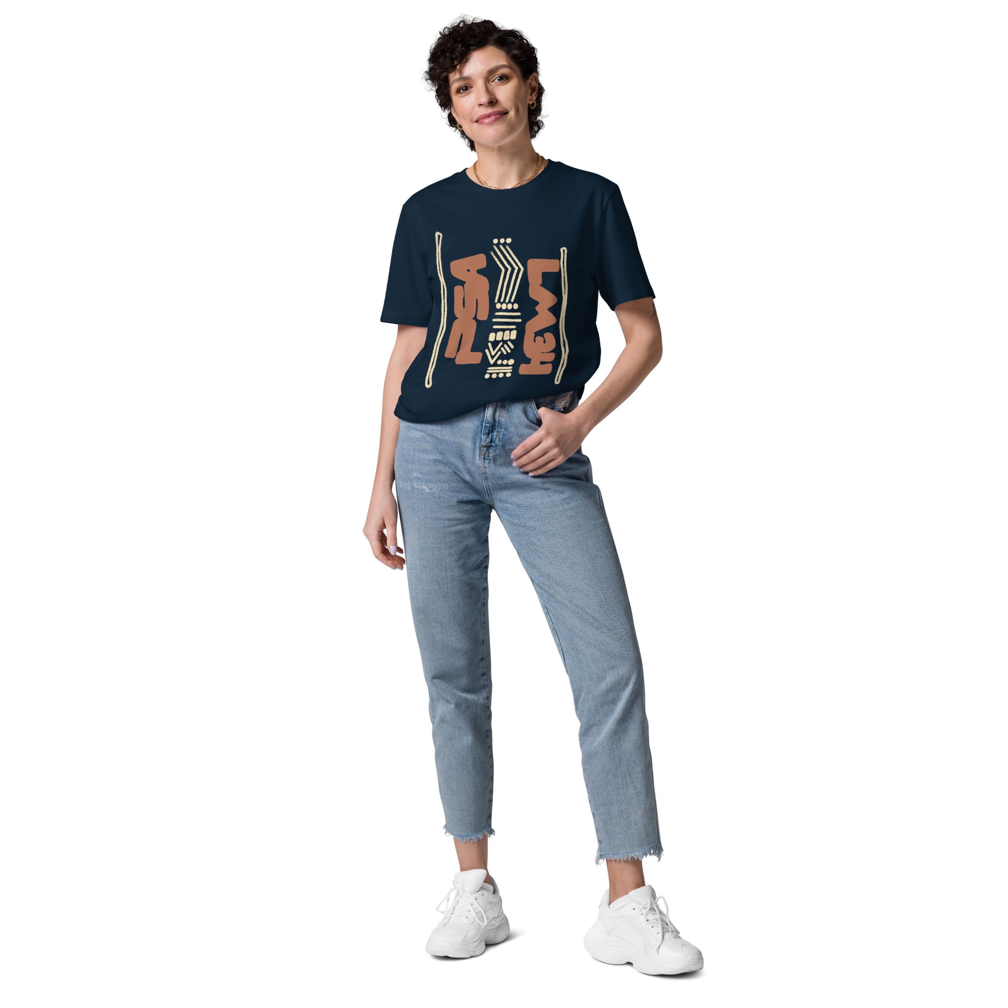 Woman wearing a french navy organic cotton t-shirt with hand-drawn design | eKuumeArt.